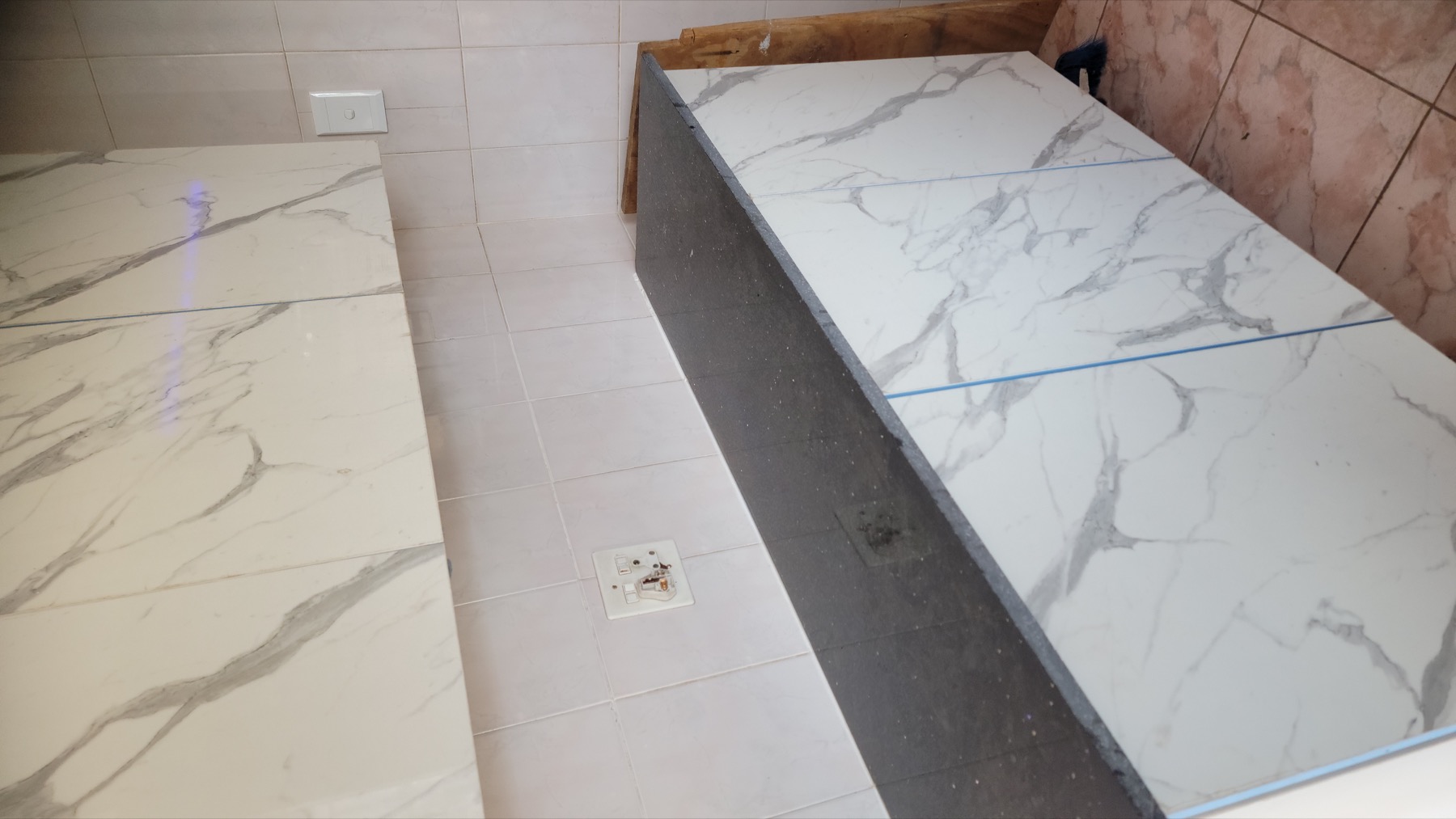Kitchen wall tiling and cabinet finish
